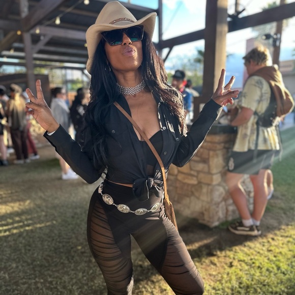 Meet your Posher, Amber - Picture 2 of 3